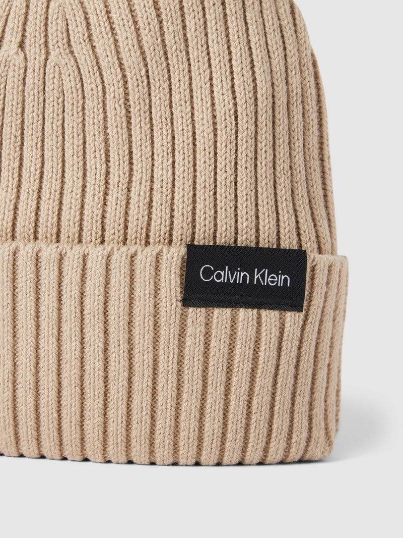 Beanie mit Label-Detail Modell 'CLASSIC' in sand
