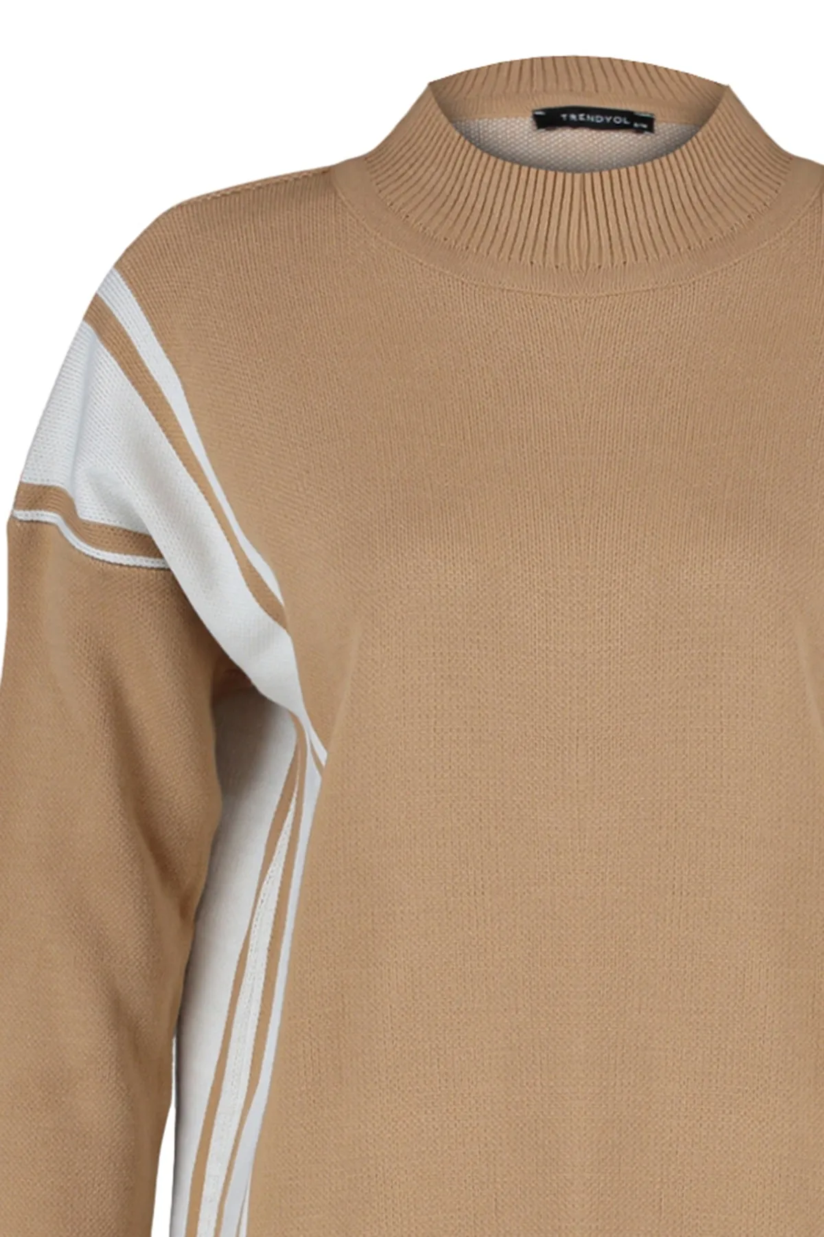 Trendyol Modest  Braun gestreifter Strickpullover mit hohem Kragen TCTAW22AK0163