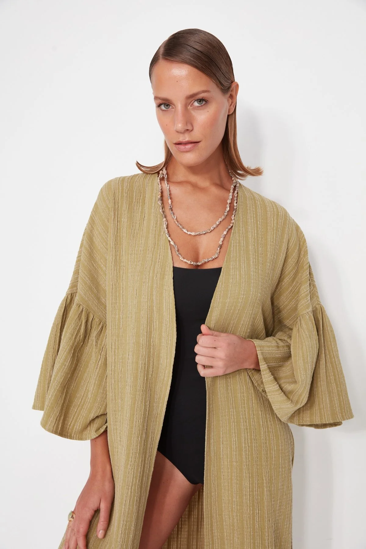 Trendyol Collection  Khakifarbener Maxi-Kimono und Kaftan aus Leinenmischung mit gewebtem Volant und Gürtel TBESS23KM00028
