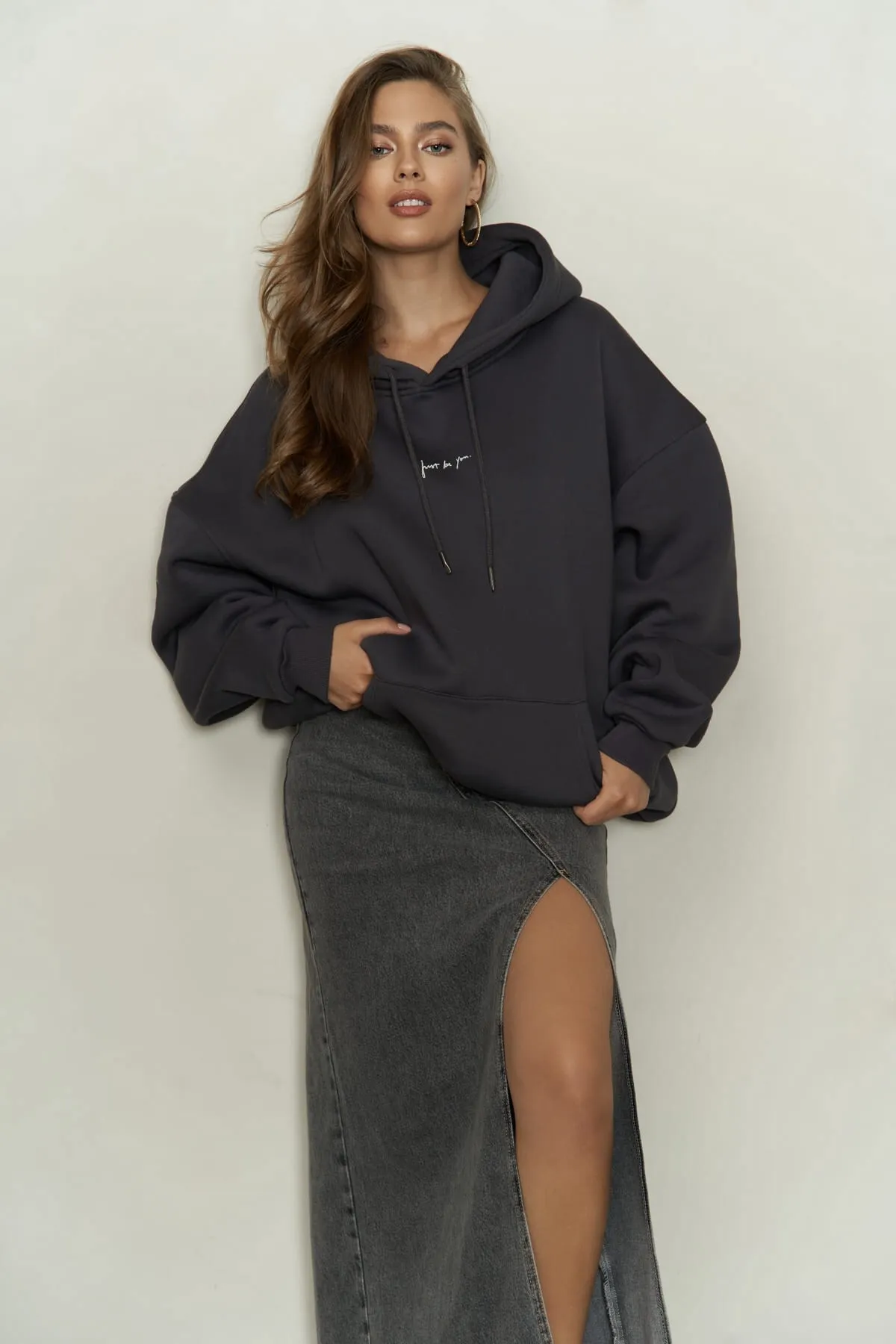 MAİ COLLECTİON  Anthrazitfarbenes Kapuzenpullover „Just Be You“.