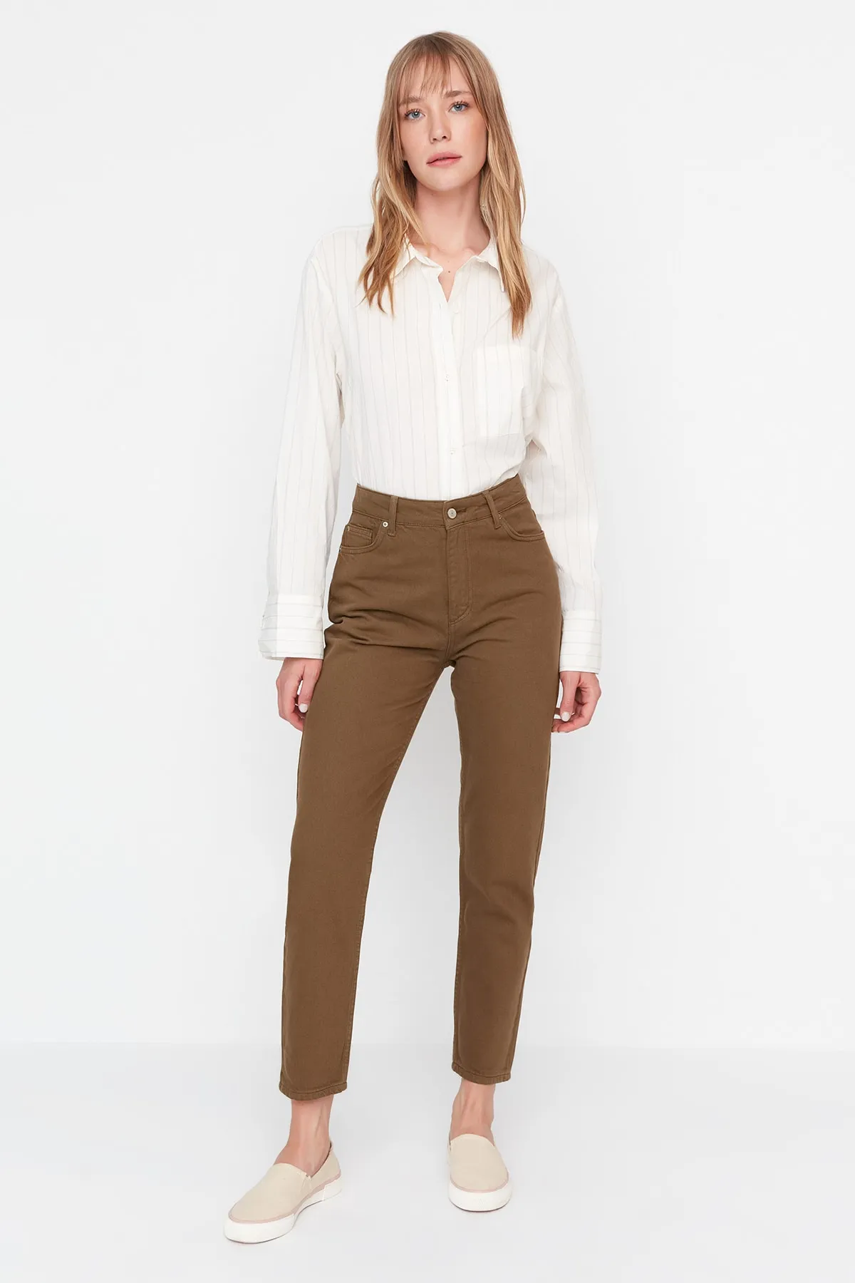 Trendyol Collection  Grüne, nachhaltigere Mom-Jeans mit hoher Taille TWOAW23JE00389