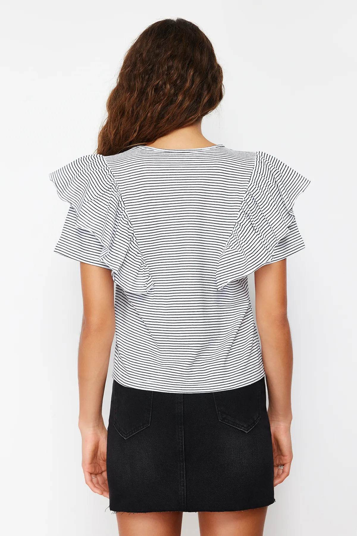 Trendyol Collection  Schwarzes Strick-T-Shirt mit Rüschenärmeln, regulärer/normaler Passform, gestreiftem Rundhalsausschnitt TWOSS24TS00061