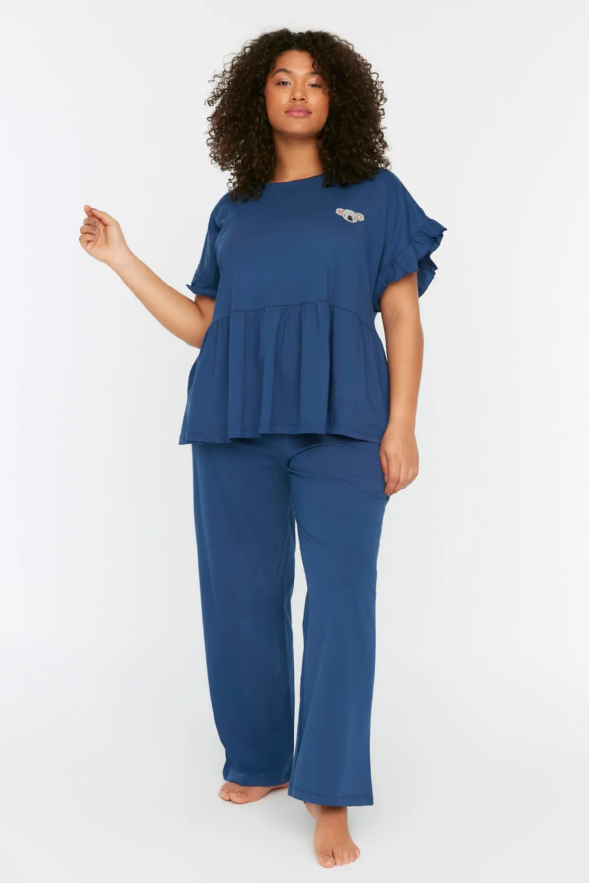 Trendyol Curve  Marineblaues Pyjama-Set aus Strick mit besticktem Volant TBBSS22PT0565