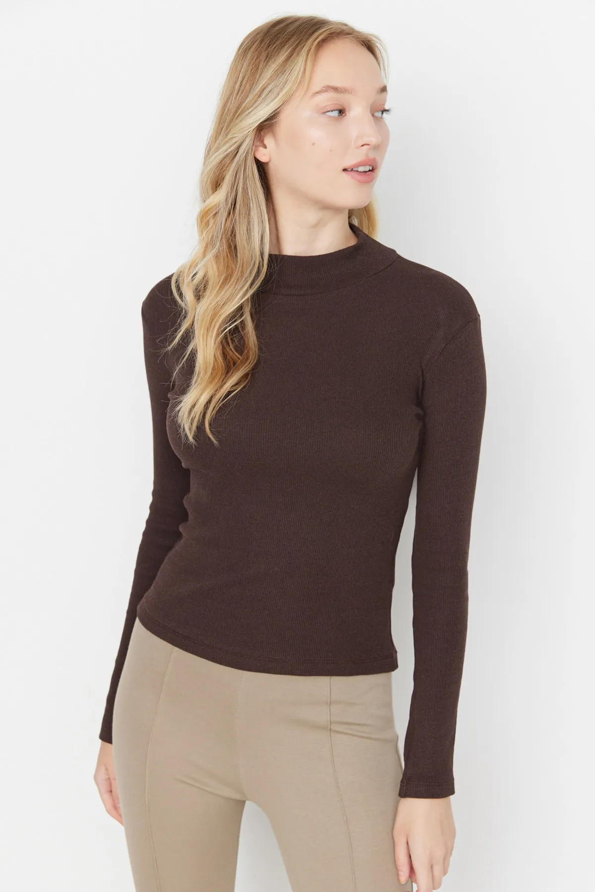 Trendyol Collection  Braune, taillierte, langärmlige, gerippte, dehnbare Strickbluse mit hohem Kragen TWOAW21BZ0423