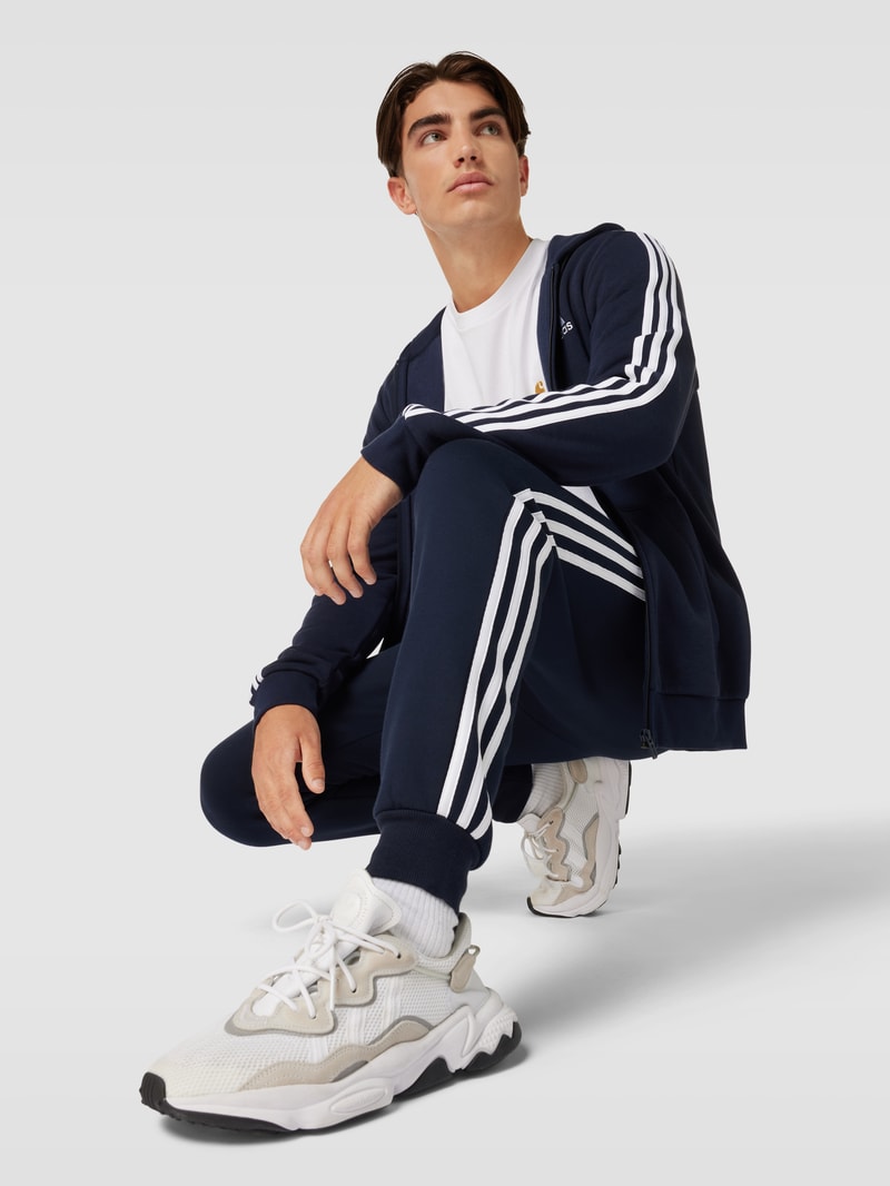 Sweatpants mit labeltypischen Galonstreifen in marineblau