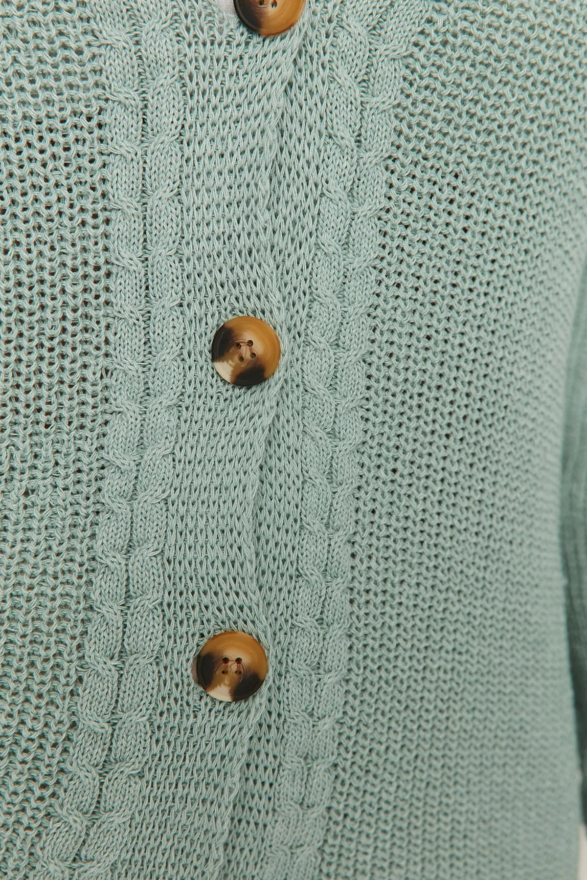Trendyol Curve  Mintfarbener Strick-Cardigan mit V-Ausschnitt und Knöpfen TBBAW23AV00010