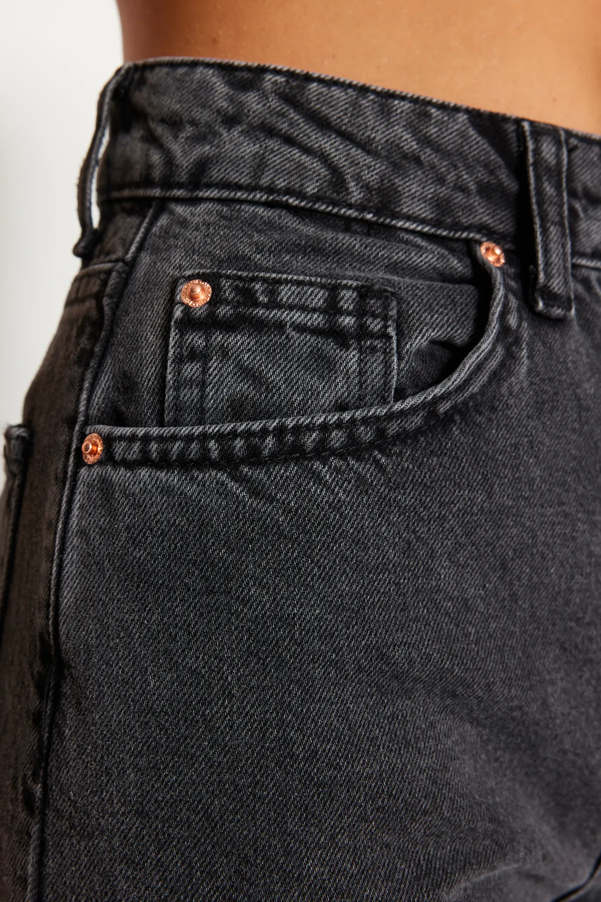 Trendyol Collection  Anthrazitfarbene Sommerjeans mit hoher Taille und weitem Bein aus dünnem Stoff TWOSS24JE00020