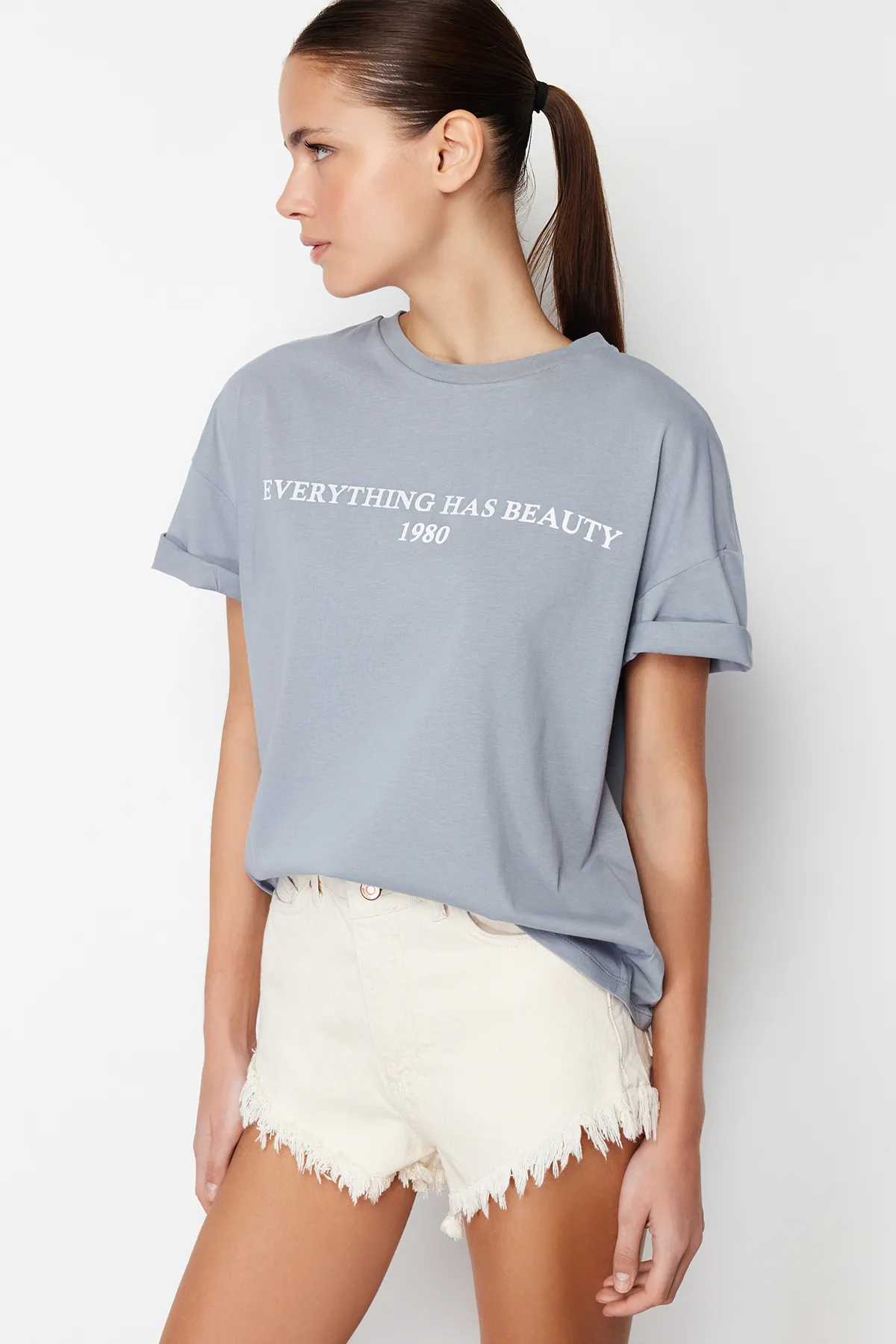 Trendyol Collection  Graues, locker geschnittenes, gestricktes T-Shirt aus 100 % Baumwolle mit Slogan-Aufdruck TWOSS19GH0034