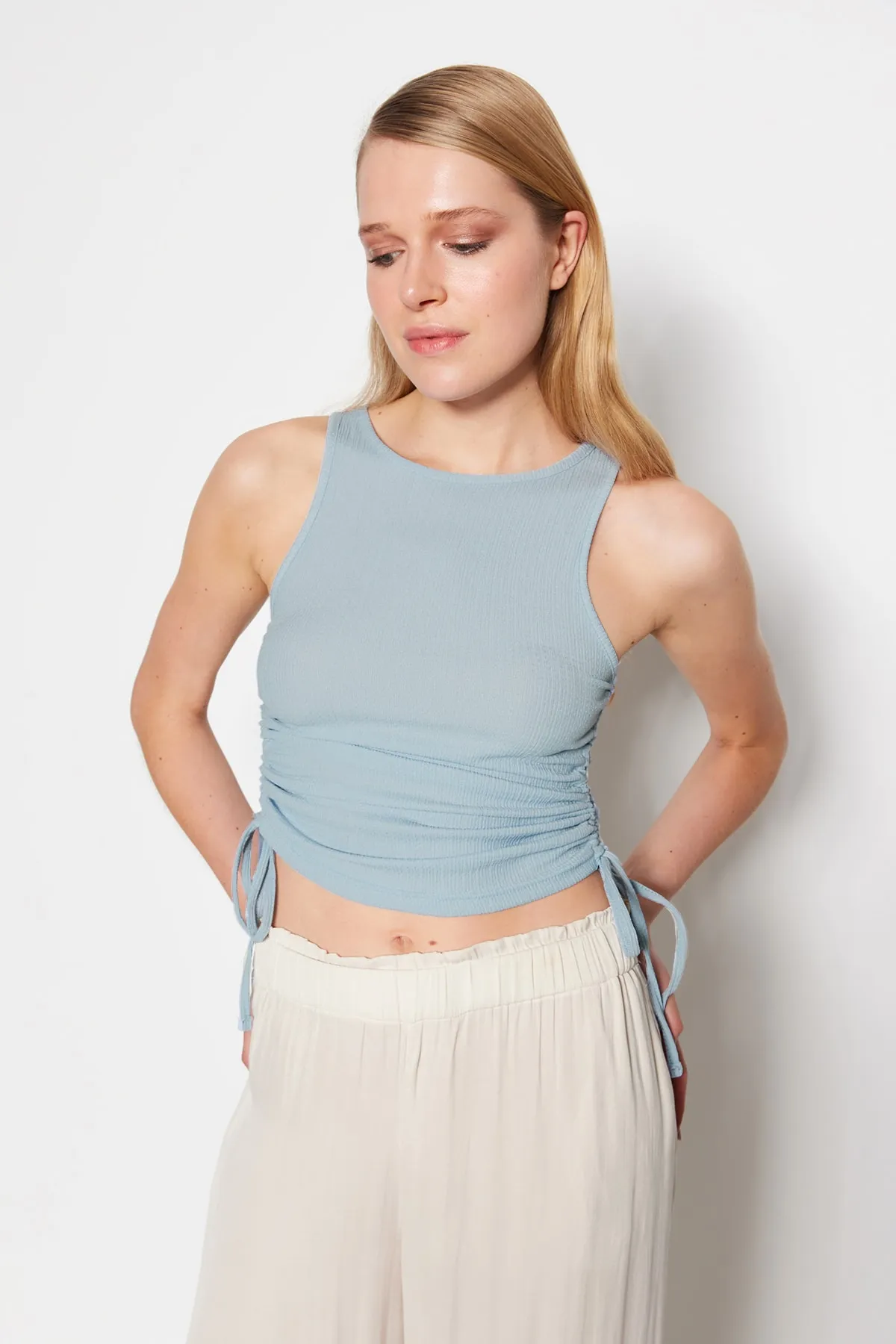 Trendyol Collection  Hellblaue Crop-Strickbluse aus Twist-Stoff mit Rüschen und Details THMSS22BZ1016
