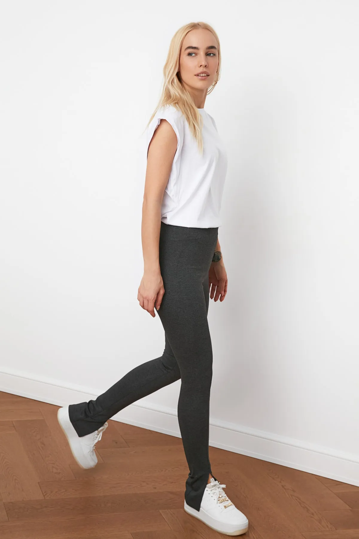 Trendyol Collection  Anthrazitfarbene Interlock-Strick-Leggings mit hoher Taille und geschlitzten Beinen TWOAW21PL0263