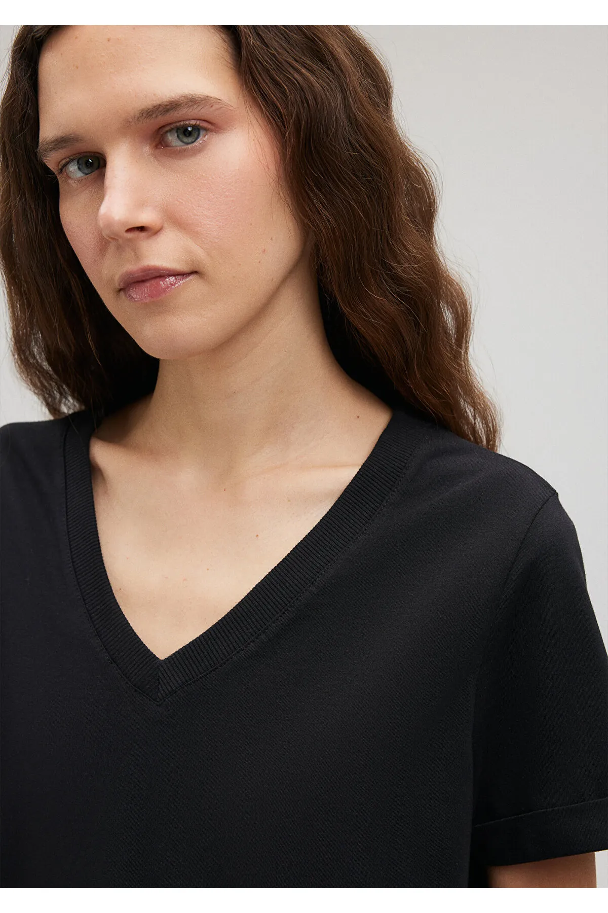 Mavi  Schwarzes Basic-T-Shirt mit V-Ausschnitt, reguläre Passform / normaler Schnitt 166248-900