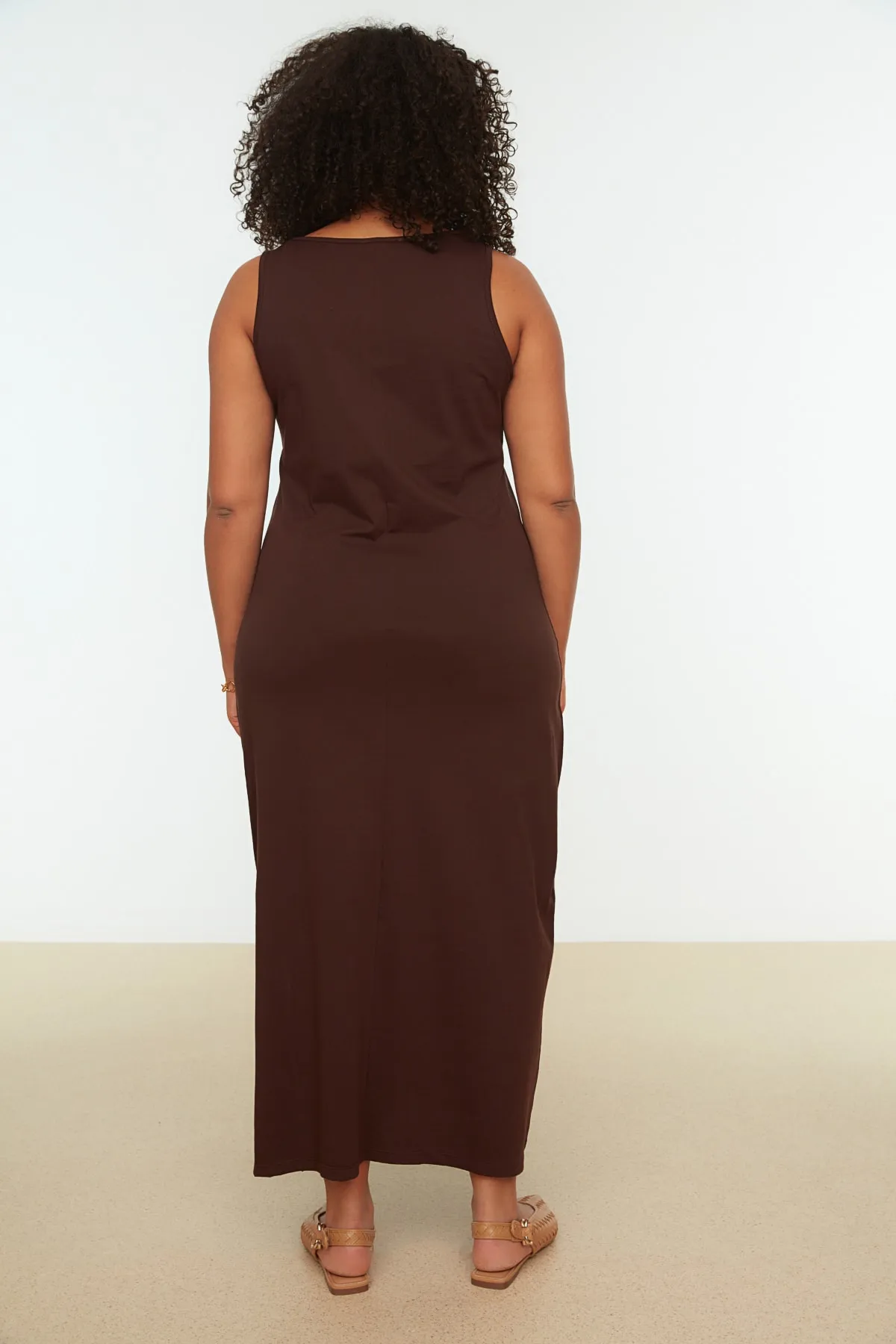 Trendyol Curve  Dunkelbraunes Shift-Strickkleid mit Rundhalsausschnitt und Schlitz TBBSS22AH0162