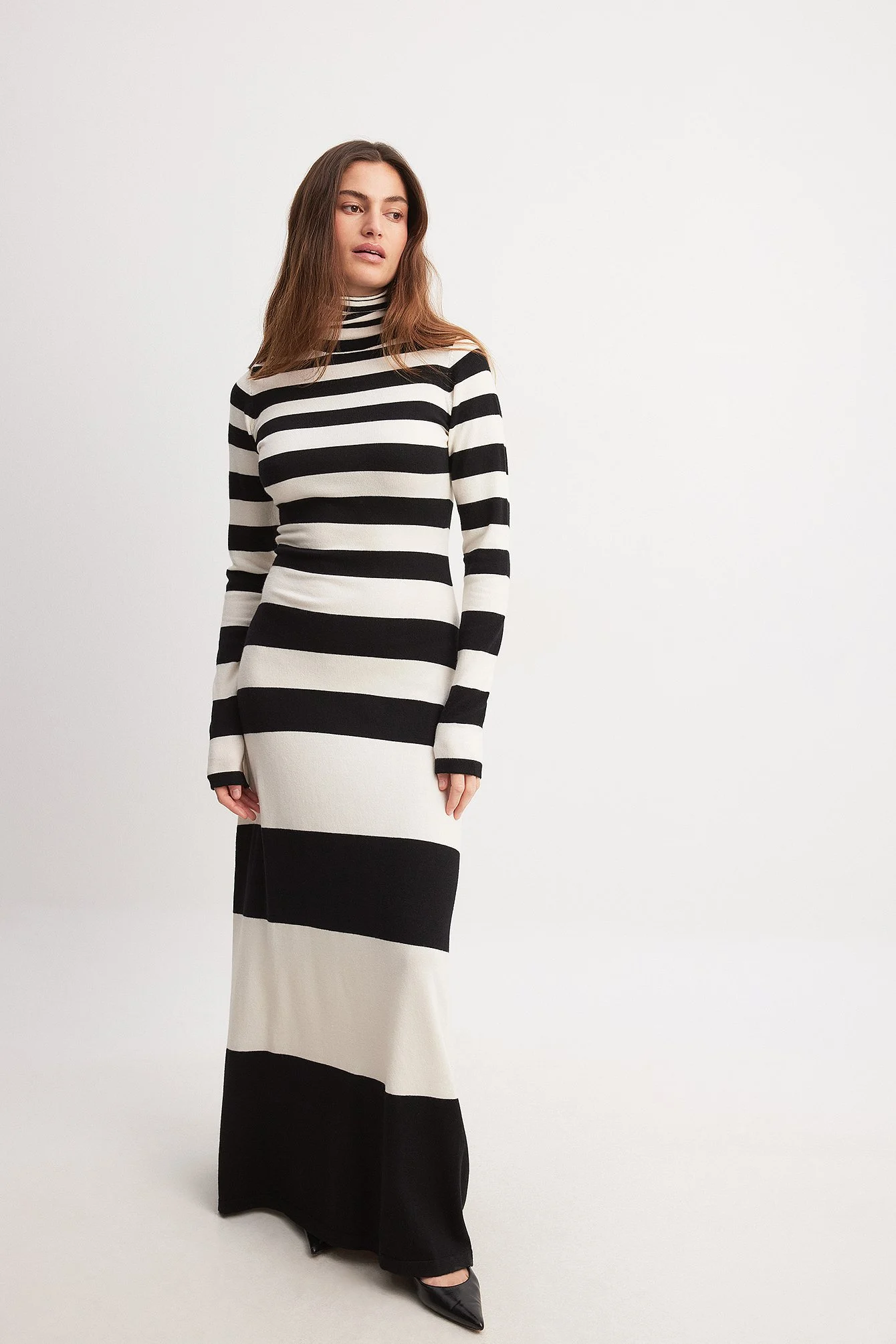 Feingestricktes, gestreiftes Maxikleid