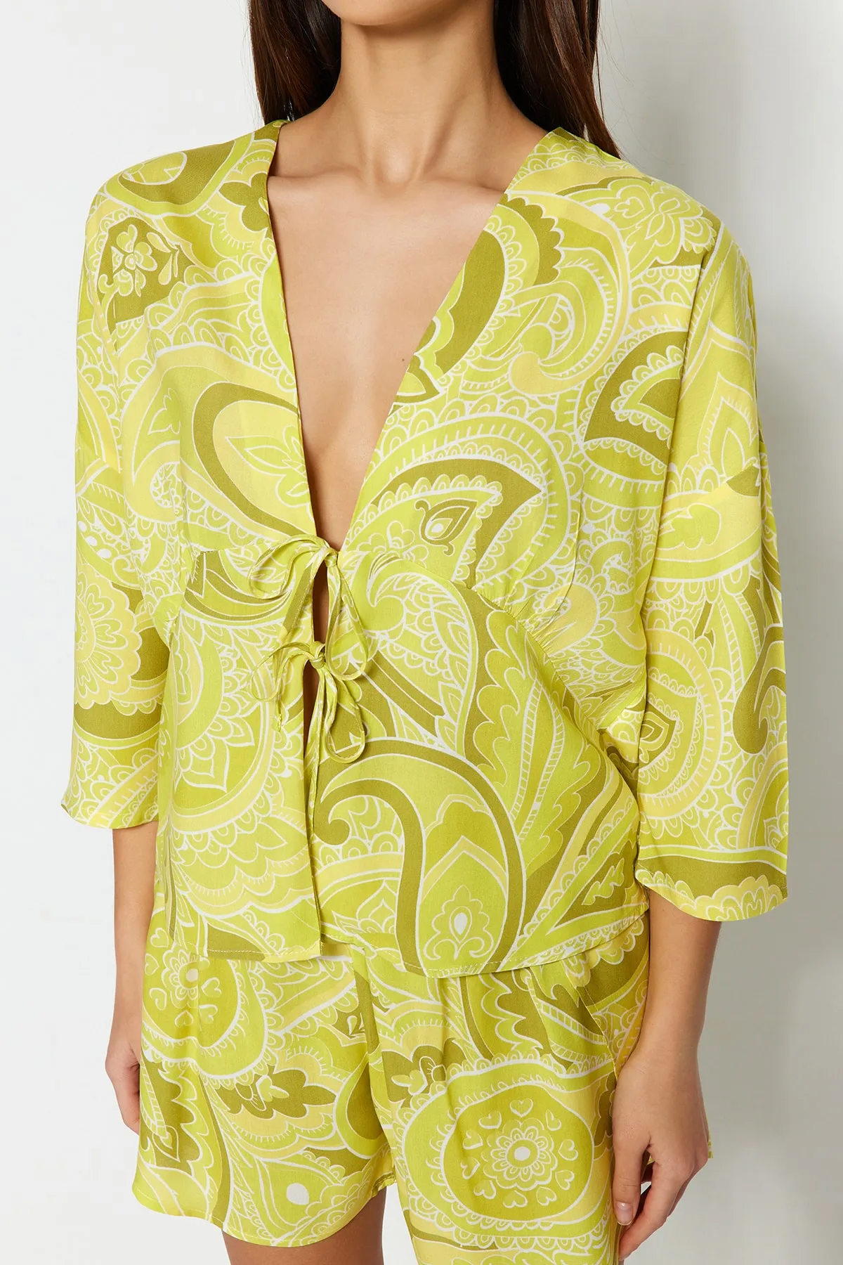 Trendyol Collection  Mehrfarbig gemustertes Pyjama-Set aus Viskose-Shirt und Shorts mit Schnürung THMSS23PT00165