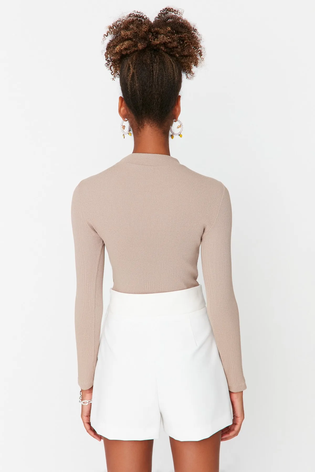 Trendyol Collection  Schmaler, zum Aufstecken geeigneter Body aus geripptem Stretch-Strick mit Stehkragen in Stein TWOAW20BD0011