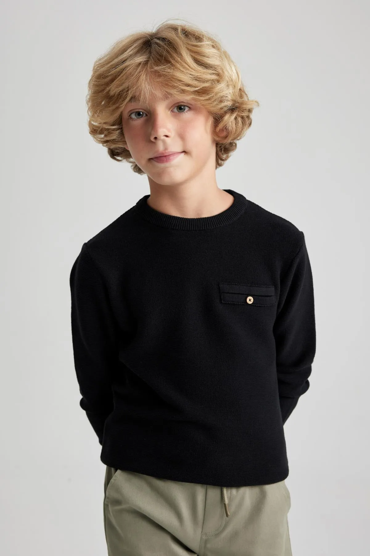 DeFacto  Strickpullover für Jungen mit normaler Passform und Rundhalsausschnitt