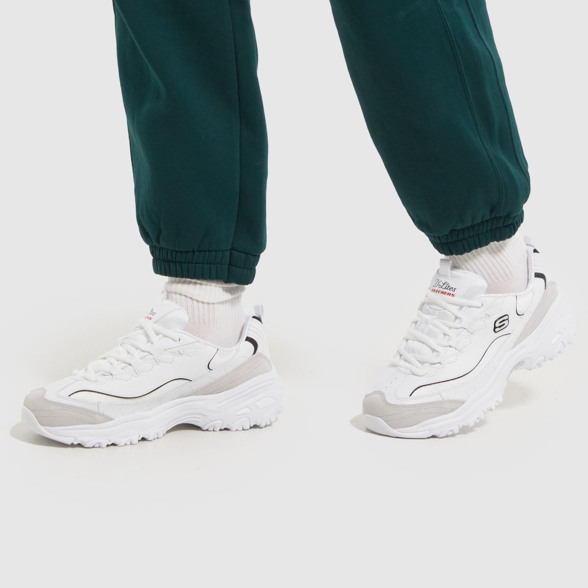 SKECHERS dlites - novi copati za ogrevanje v beli in črni barvi