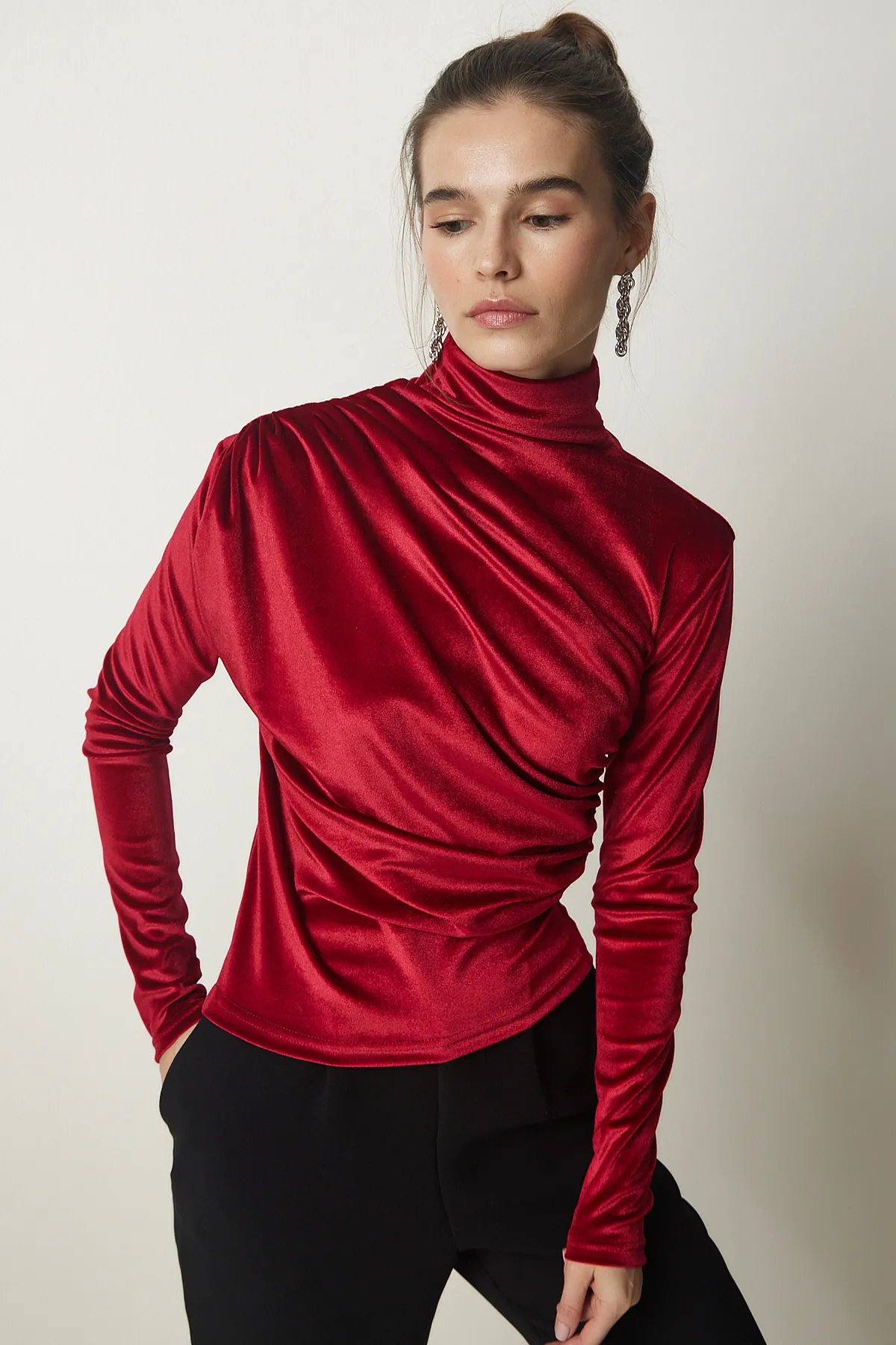 Happiness İstanbul  Stilvolle Damenbluse aus Samt mit gerafftem Kragen in Rot FF00144
