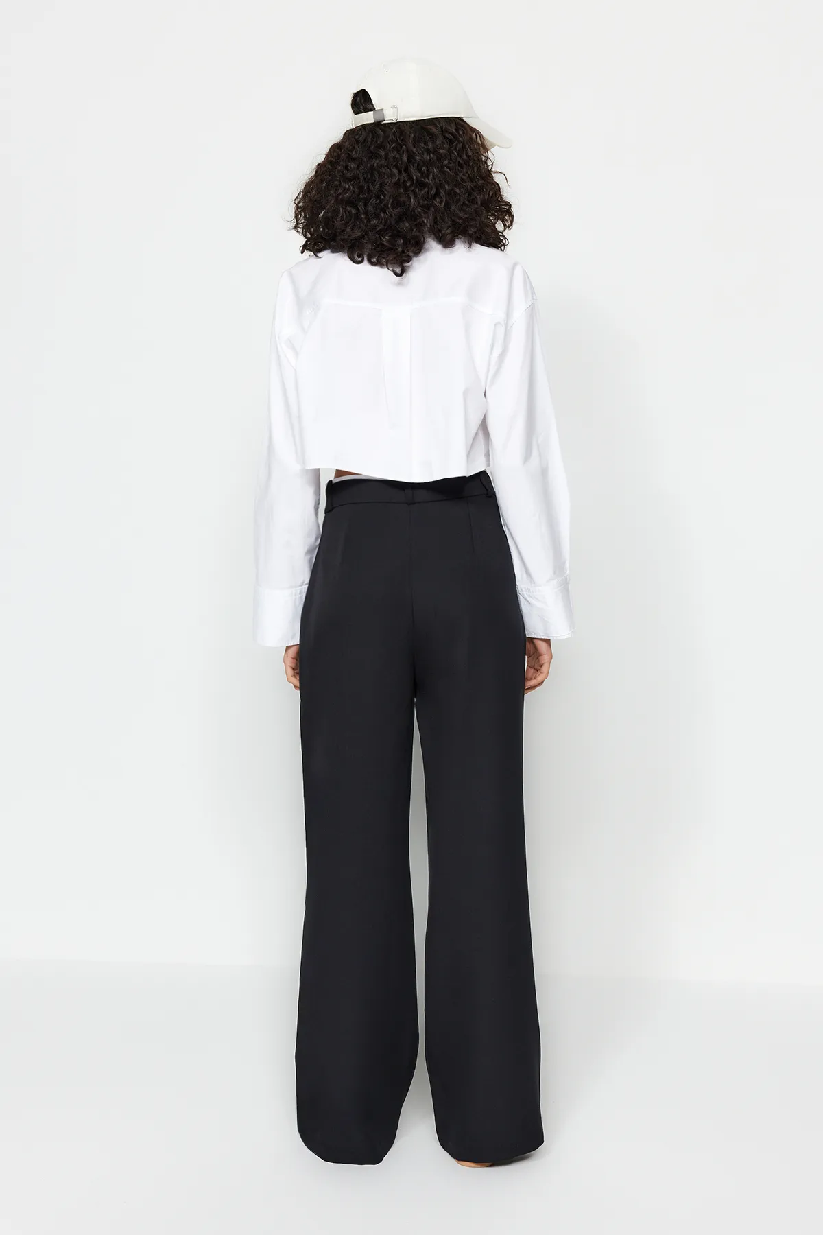 Trendyol Collection  Schwarze Webhose mit weitem Bein und Gürteldetail TWOAW24PL00341