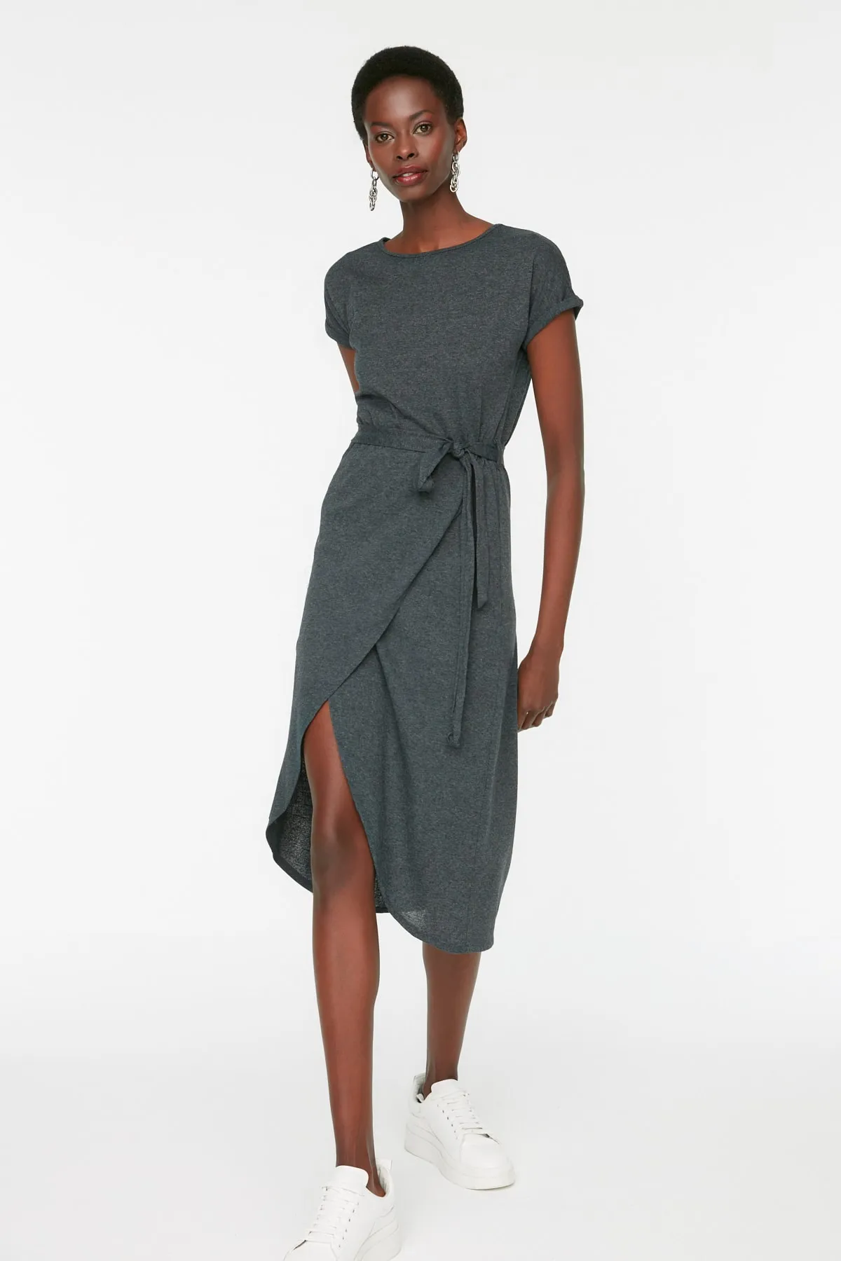 Trendyol Collection  Anthrazitfarbenes, asymmetrisches Midi-Strickkleid mit Krawatte und detaillierter Taillenöffnung/Skater TWOSS19VG0159