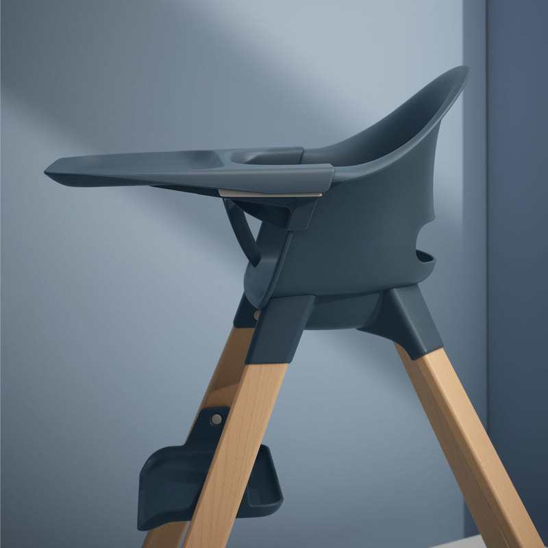 Chaise haute Clikk Fjord bleue pieds bois Stokke
