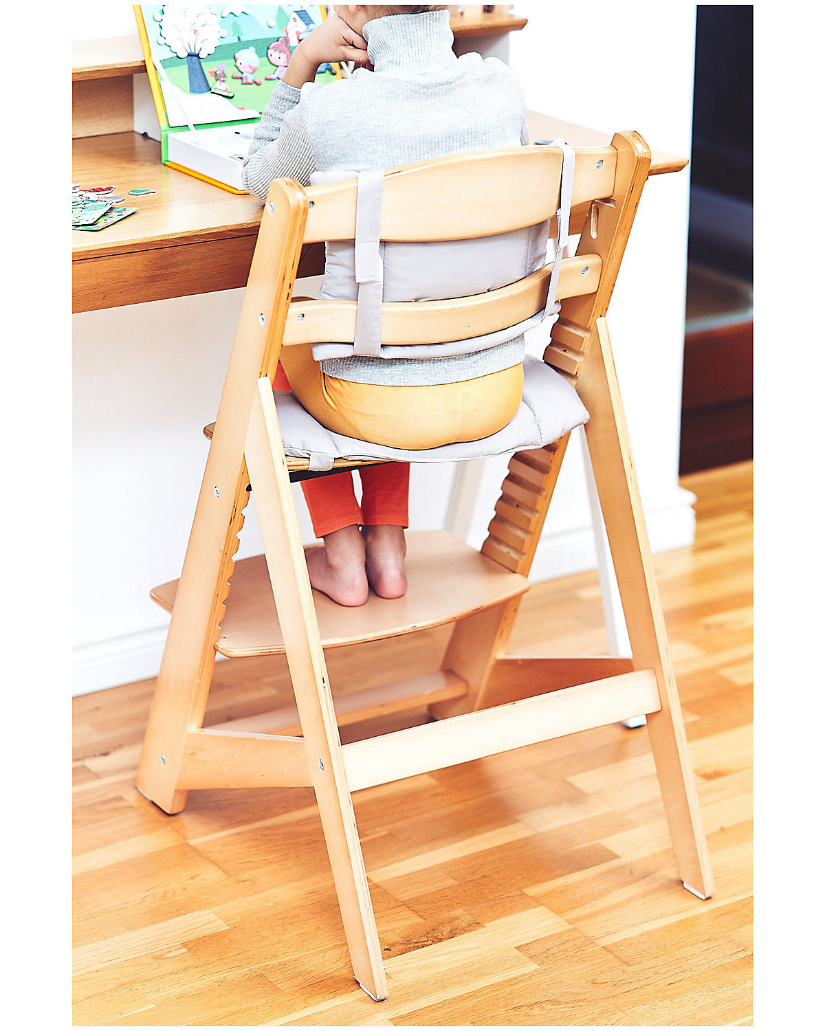 Kinderhochstuhl Höhenverstellbar, mit Essbrett, Fußstütze und Kissen, 3-Punkt-Sicherheitsgurt