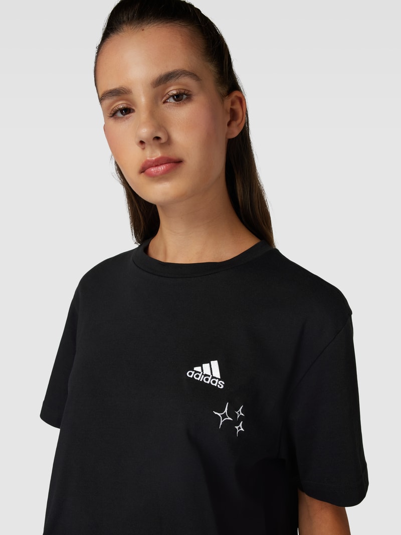 Cropped T-Shirt mit Label-Stitching in schwarz