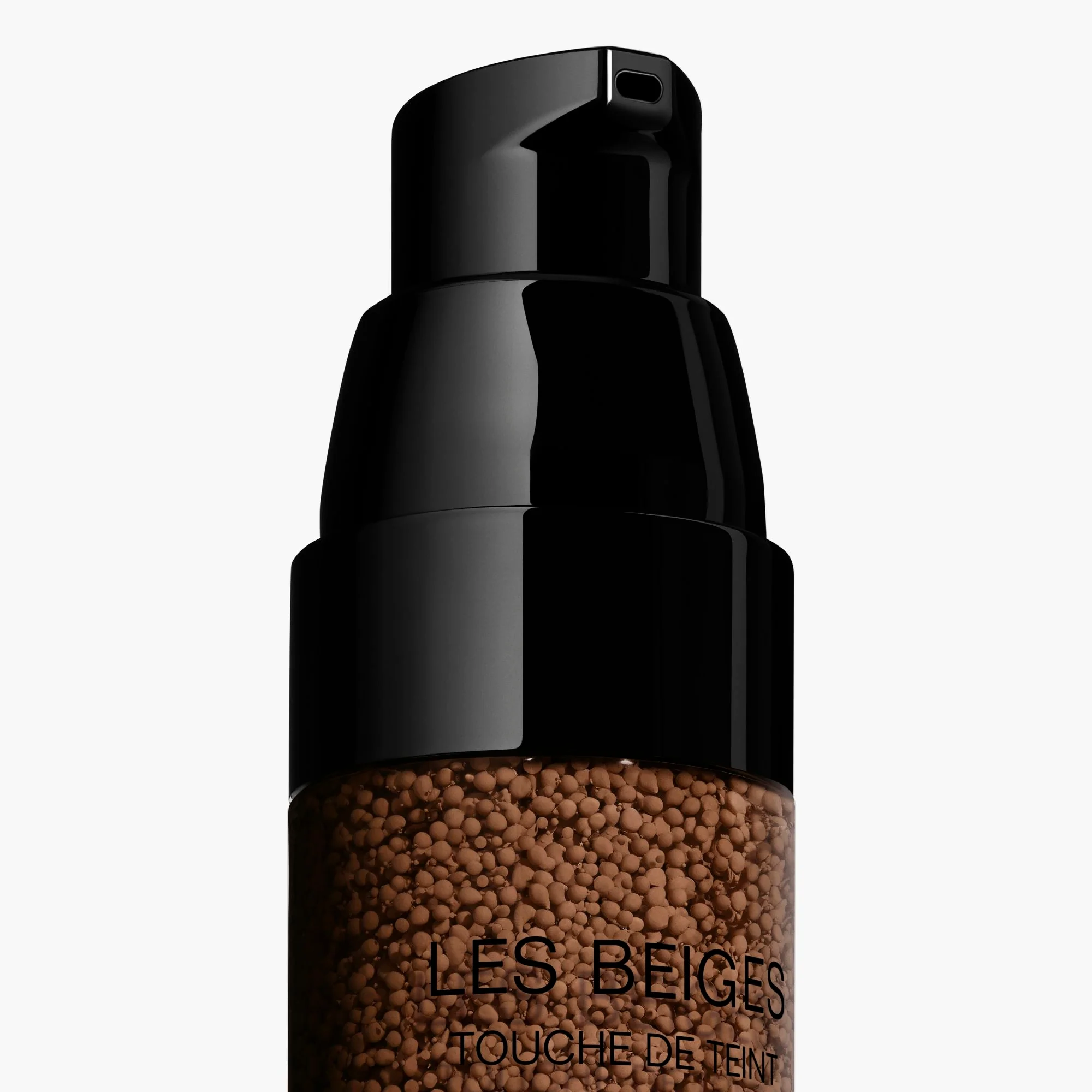 LES BEIGES TOUCHE DE TEINT - BASE DE MAQUILLAJE FRESCA CON MICROESFERAS DE PIGMENTO. UNIFORMA – ILUMINA – HIDRATA. EFECTO RADIANTE Y NATURAL PERSONALIZADO.