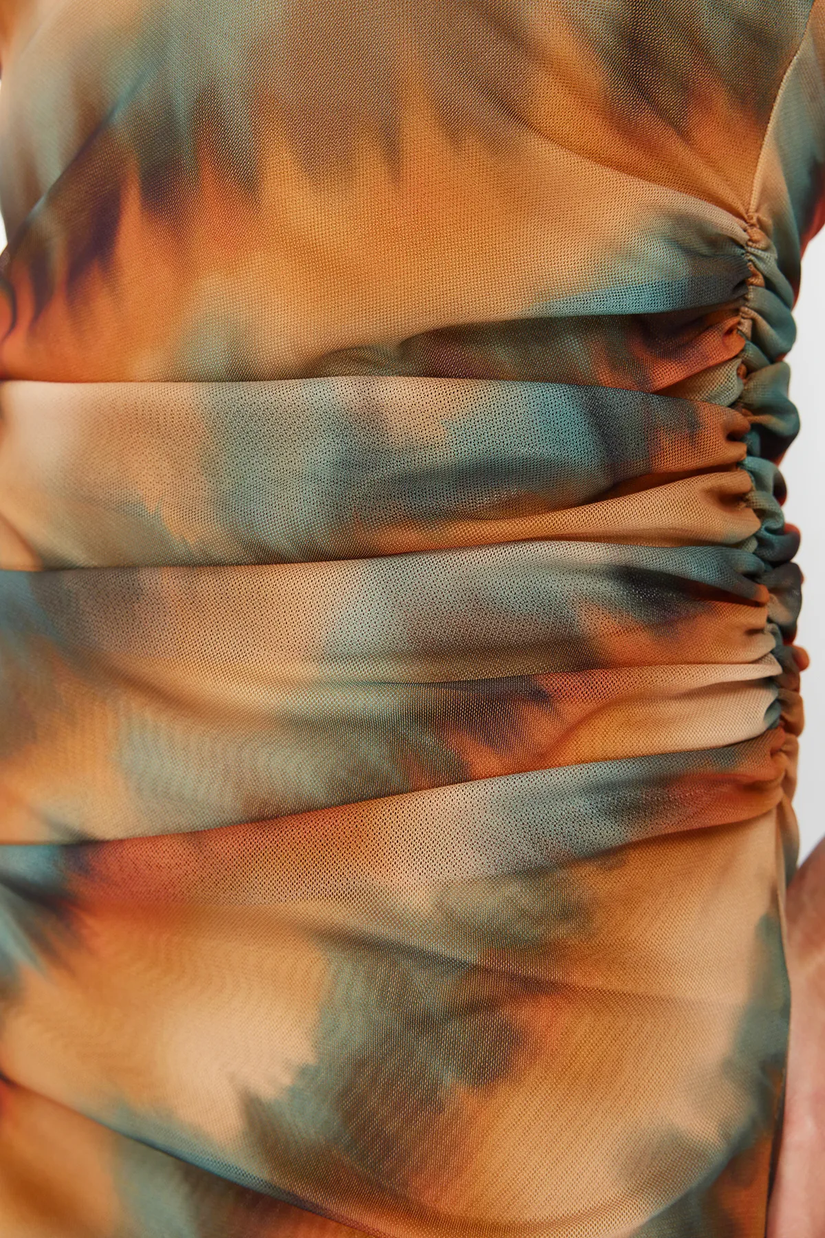 Trendyol Collection  Gefüttertes Tüllkleid mit mehrfarbigem Farbverlaufsmuster TPRSS24EL00011