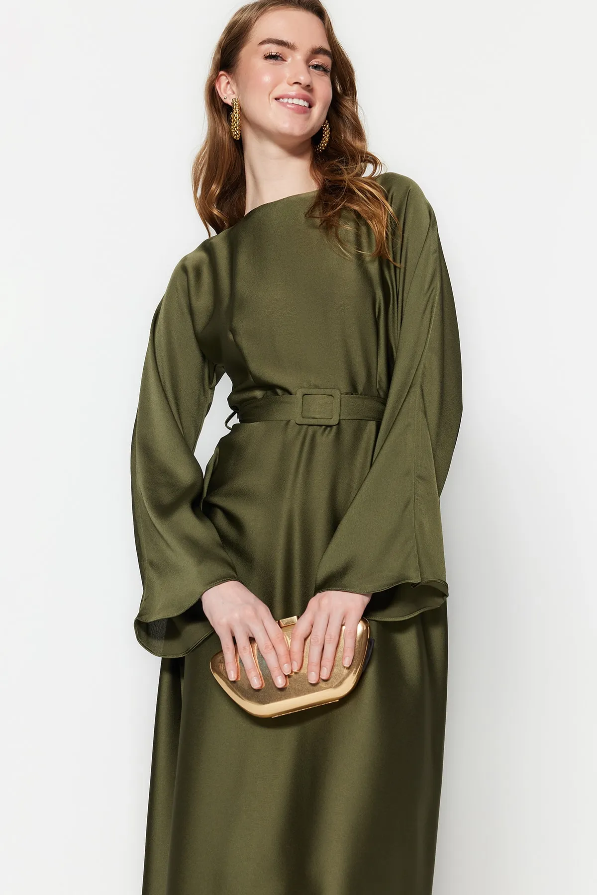 Trendyol Modest  Dunkelkhakifarbenes Abendkleid aus Satin mit Gürtel TCTSS23DB00019