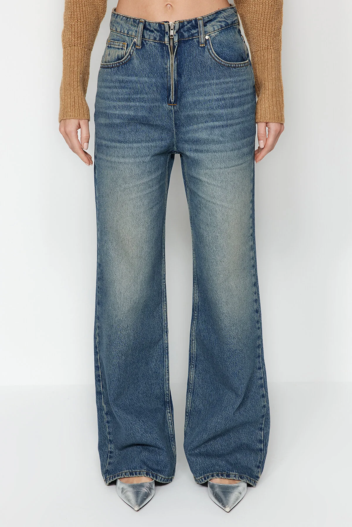 Trendyol Collection  Blaue Jeans mit Vintage-Reißverschluss und hoher Taille und weitem Bein, blasser Effekt, TWOAW24JE00315