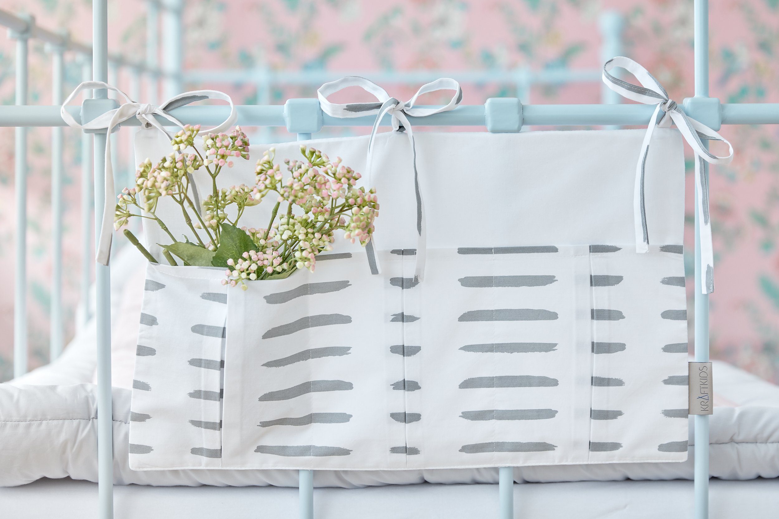 KraftKids Betttasche graue Striche auf Weiß, mit drei Fächern, innen mit Polyestervlies versteift