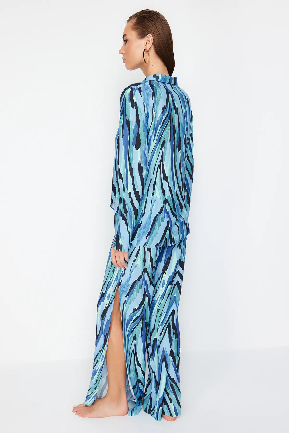 Trendyol Collection  Set aus gewebtem Hemd und Hose mit abstraktem Muster TBESS24AU00003