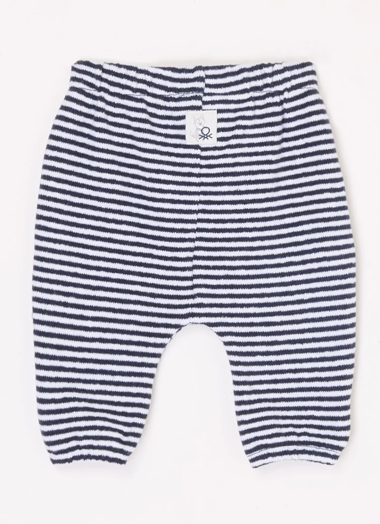 Pantaloni pentru copii Benetton, din material tricotat fin, cu talie conică pe picioare și imprimeu cu dungi.