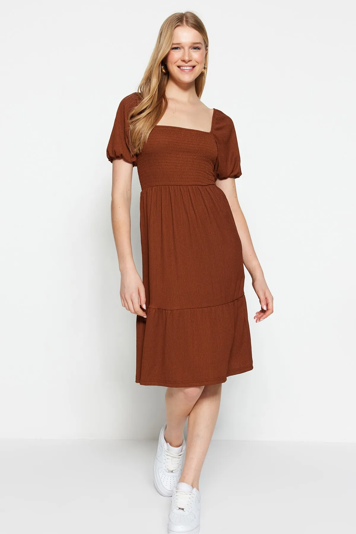Trendyol Collection  Braunes Midi-Pullover-Strickkleid mit offener Taille/Skater-Strickkleid mit quadratischem Ausschnitt und Ballonärmeln TWOSS22EL1088