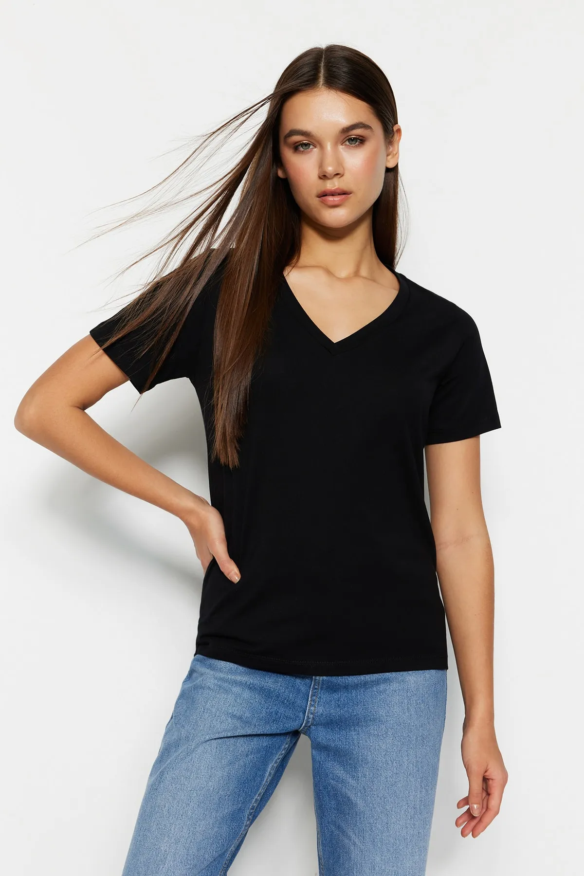 Trendyol Collection  Schwarzes Basic-Strick-T-Shirt mit V-Ausschnitt aus 100 % Baumwolle TWOSS23TS00001