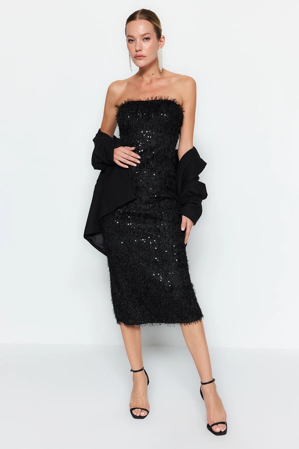 Trendyol Collection  Elegantes Abendkleid mit schwarzen Fransen und Pailletten TPRAW24EL00277