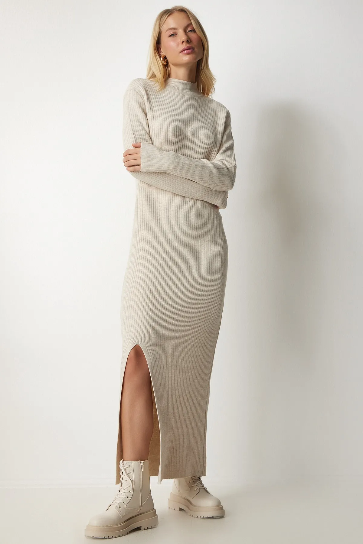 Happiness İstanbul  Beigefarbenes langes Strickkleid mit Rollkragen und Schlitz für Damen YY00163