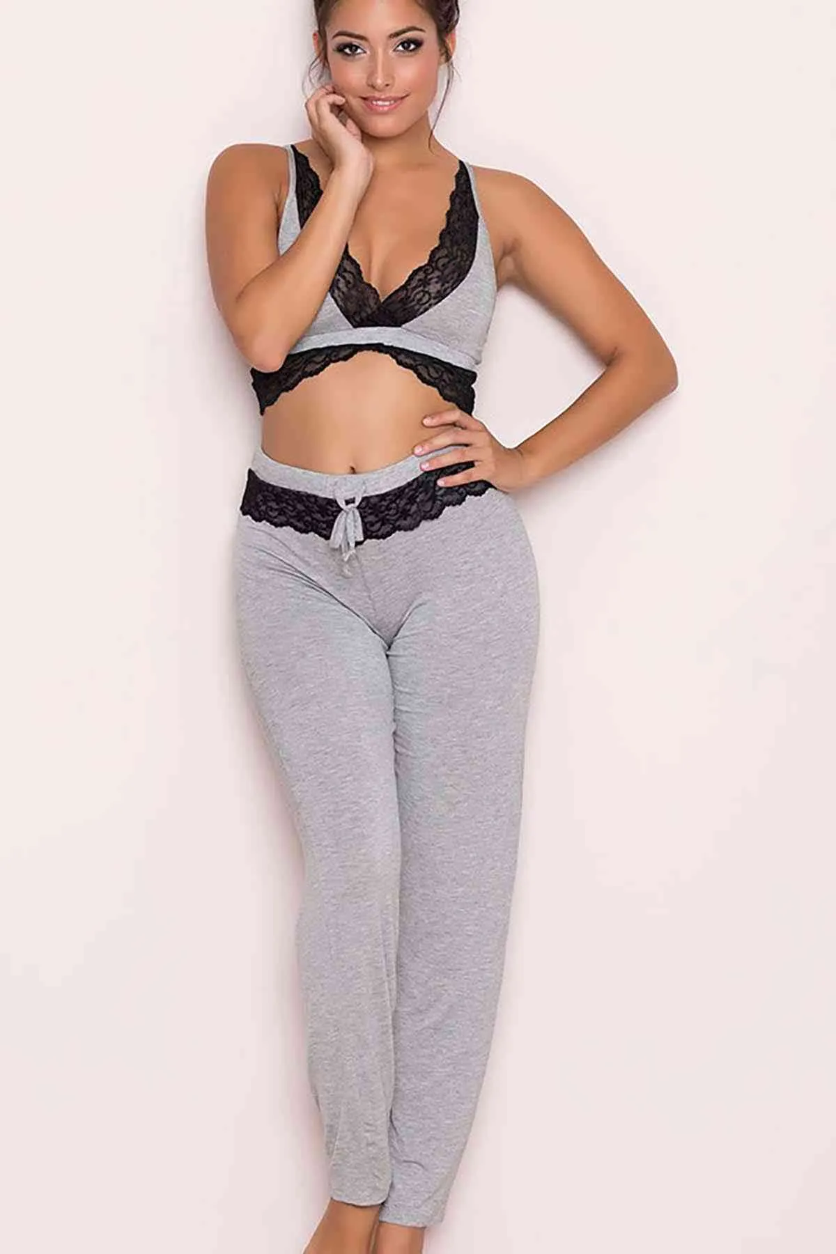 Merry See  Set aus grauem, mit Spitze besticktem Pyjama-Oberteil und -Unterteil