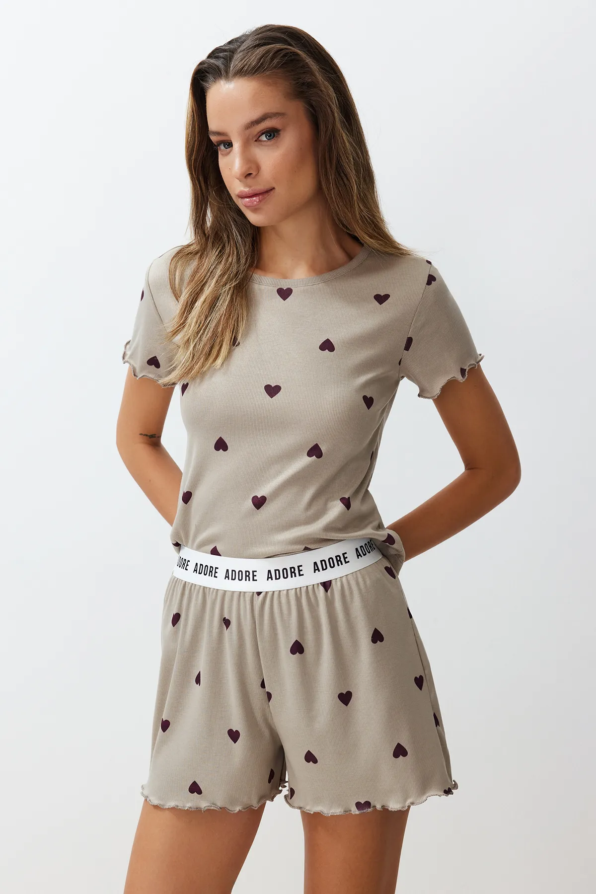 Trendyol Collection  Pyjama-Set aus geripptem Strick mit bedrucktem Gummi und „Mint Heart“-Slogan THMSS24PT00220