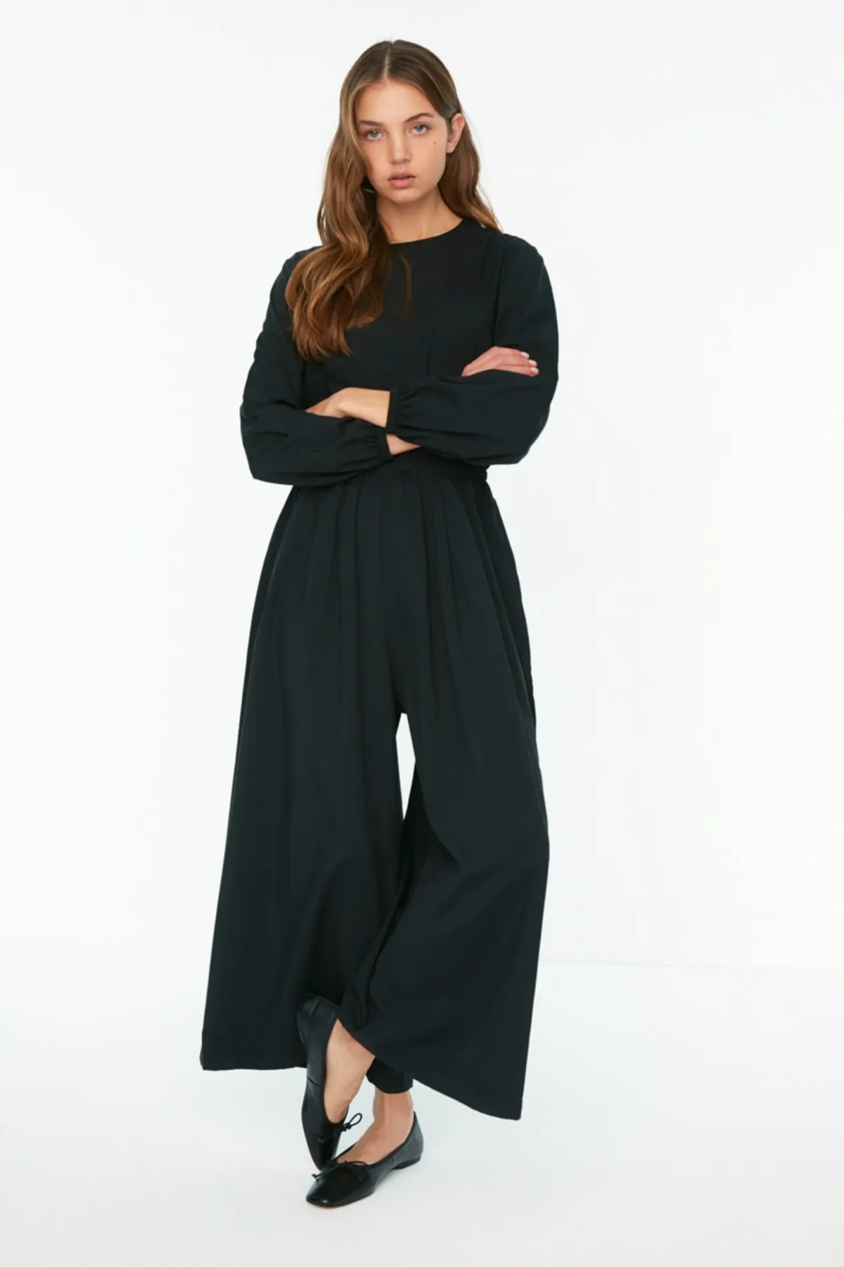 Trendyol Modest  Schwarzer, gewebter Overall mit elastischem Bund und weitem Bein TCTSS22TL0003