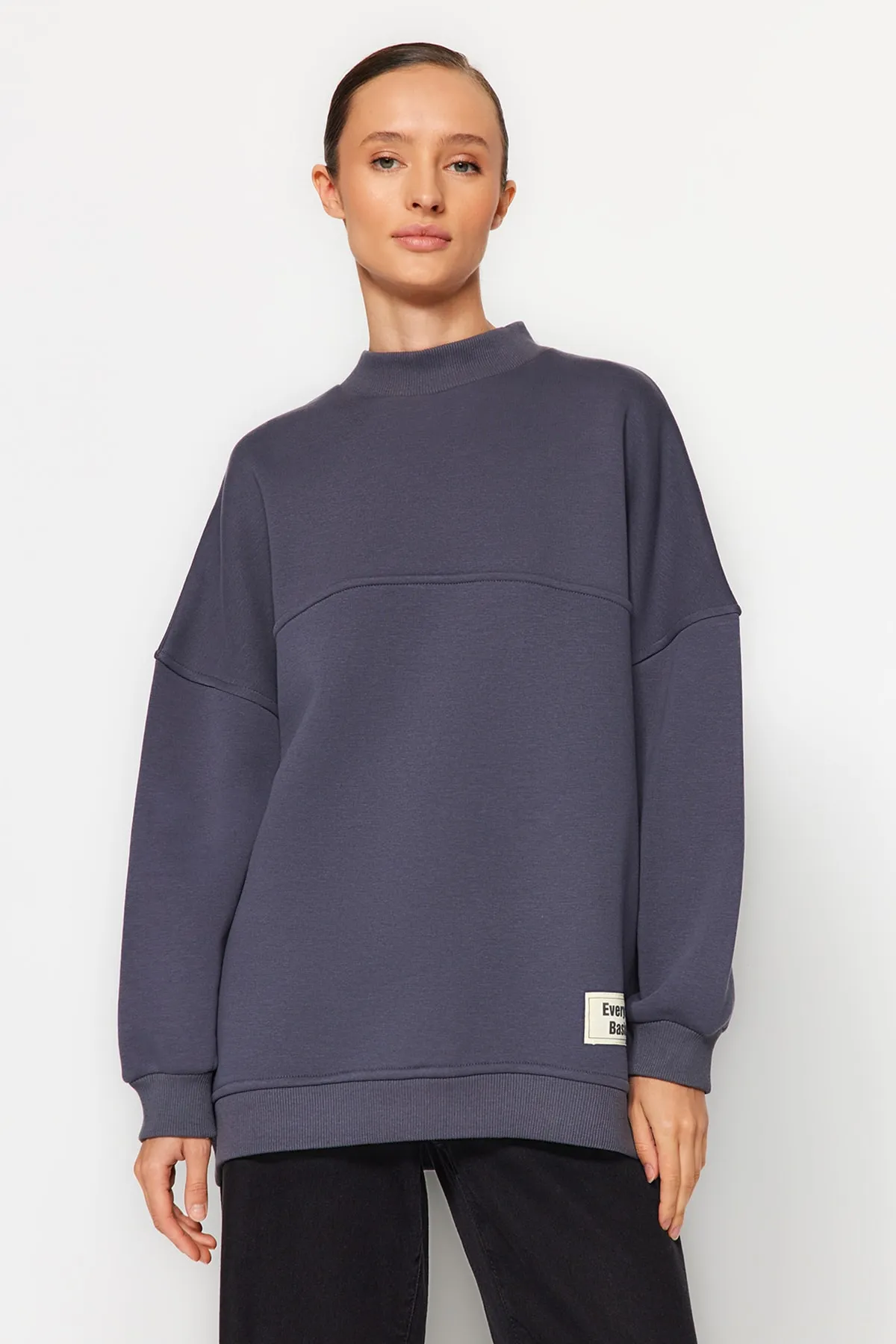 Trendyol Modest  Anthrazitfarbenes, übergroßes gestricktes Fuzzy-Sweatshirt TCTAW24TW00022