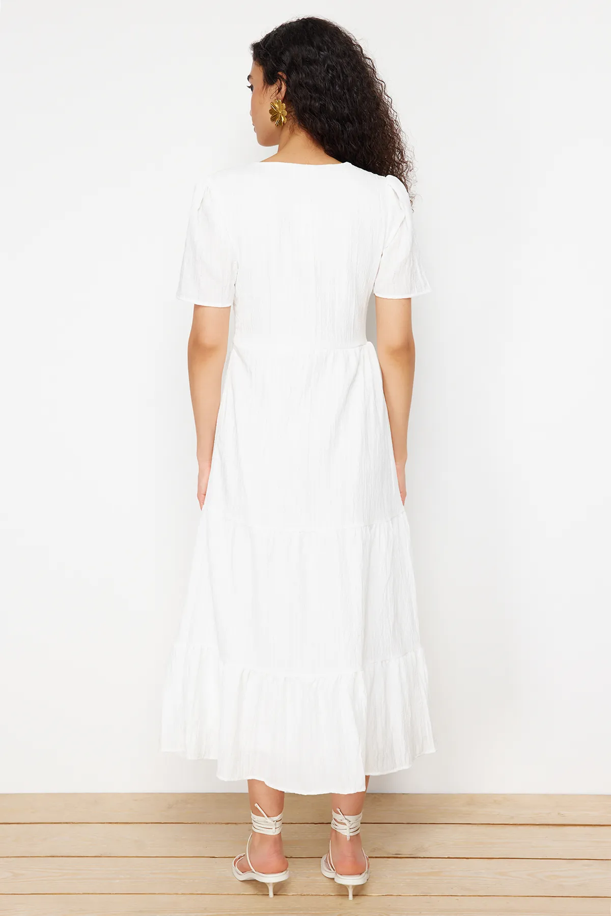 Trendyol Collection  Ecrufarbenes Maxi-Gewebekleid mit Rock und Taillenöffnung, zweireihigem Kragen und Futter TWOSS24EL00693