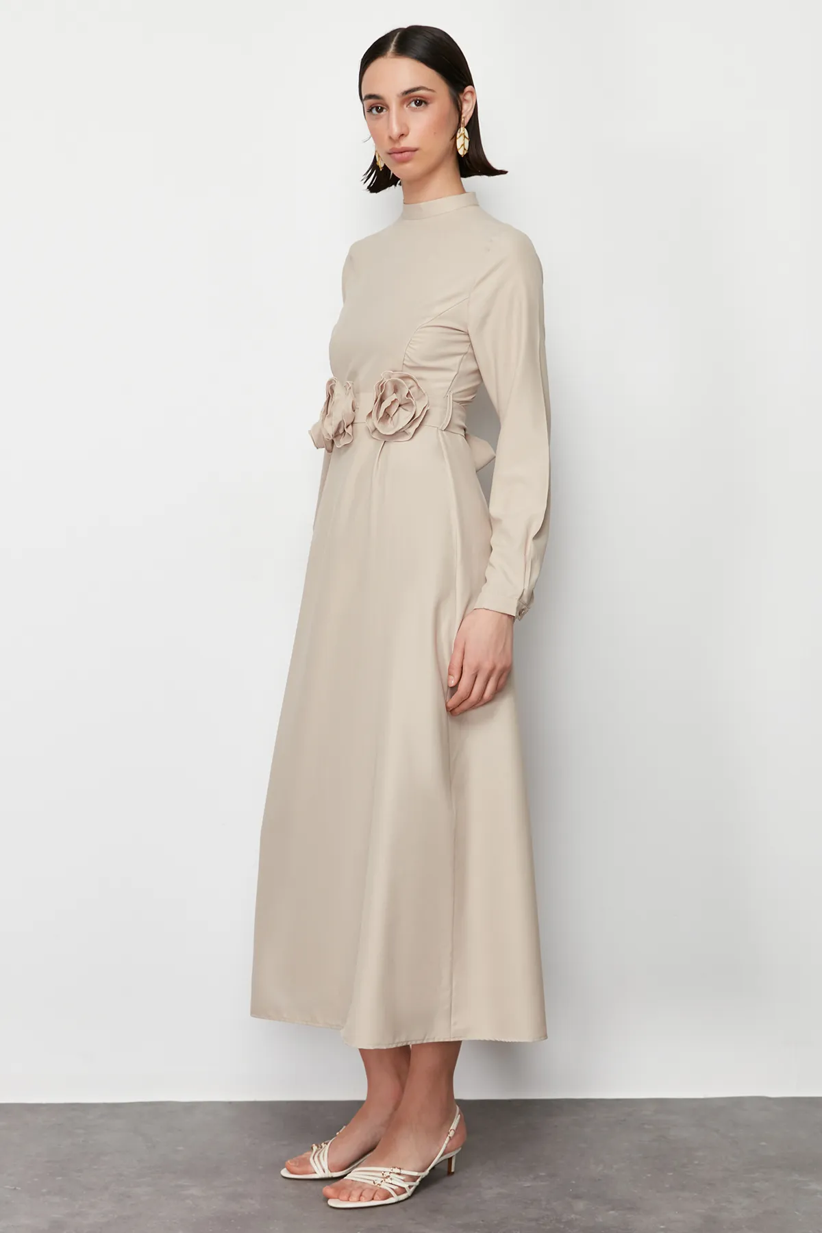 Trendyol Modest  Nerzfarbenes, gewebtes Satinkleid mit Gürtel und Rosendetail TCTSS24EB00177