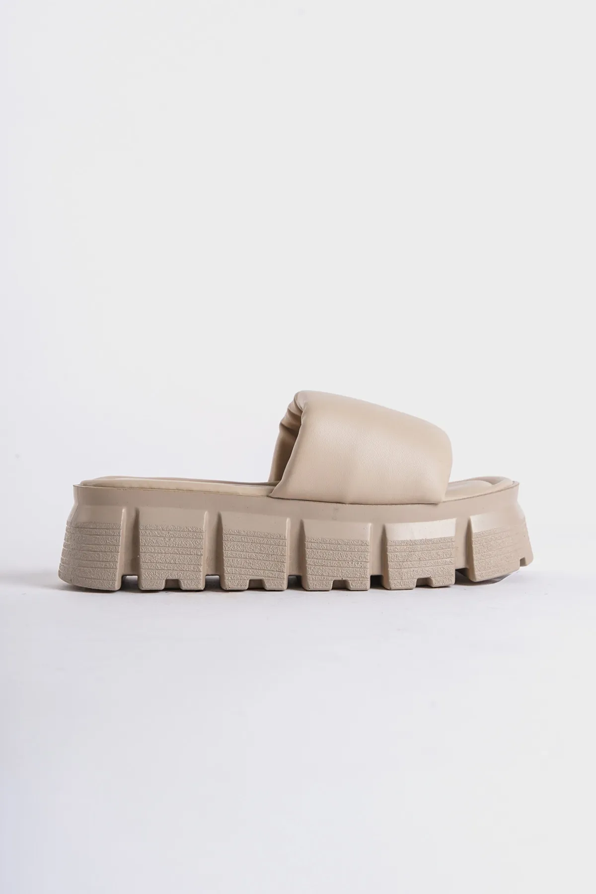 Capone Outfitters  Tello Damen-Hausschuhe mit Keilabsatz und einem Riemen