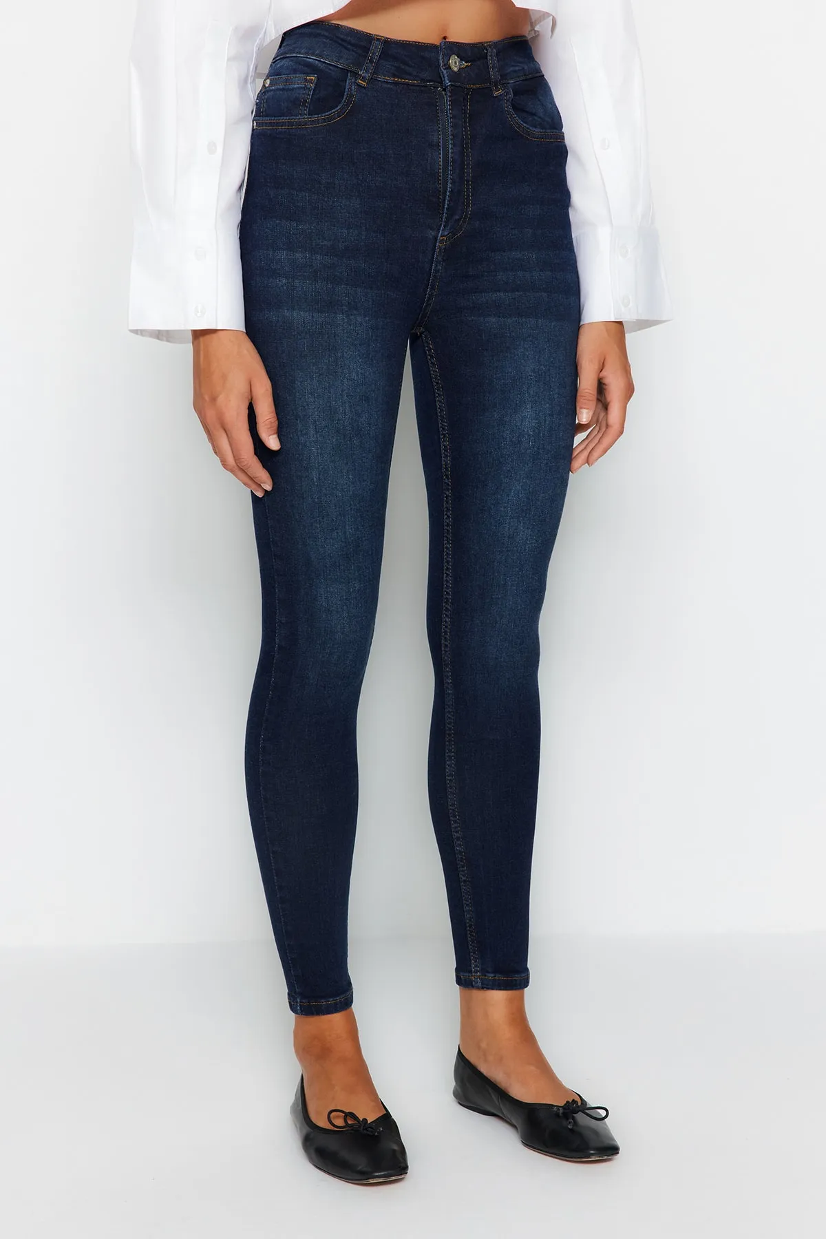Trendyol Collection  Dunkelblaue Skinny Jeans mit normaler Taille TWOAW24JE00172