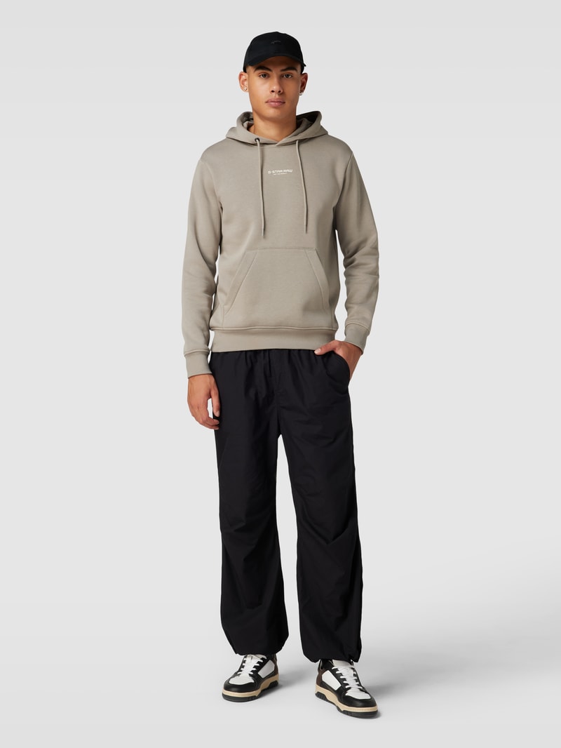Hoodie mit Känguru-Tasche und Label-Print in beige