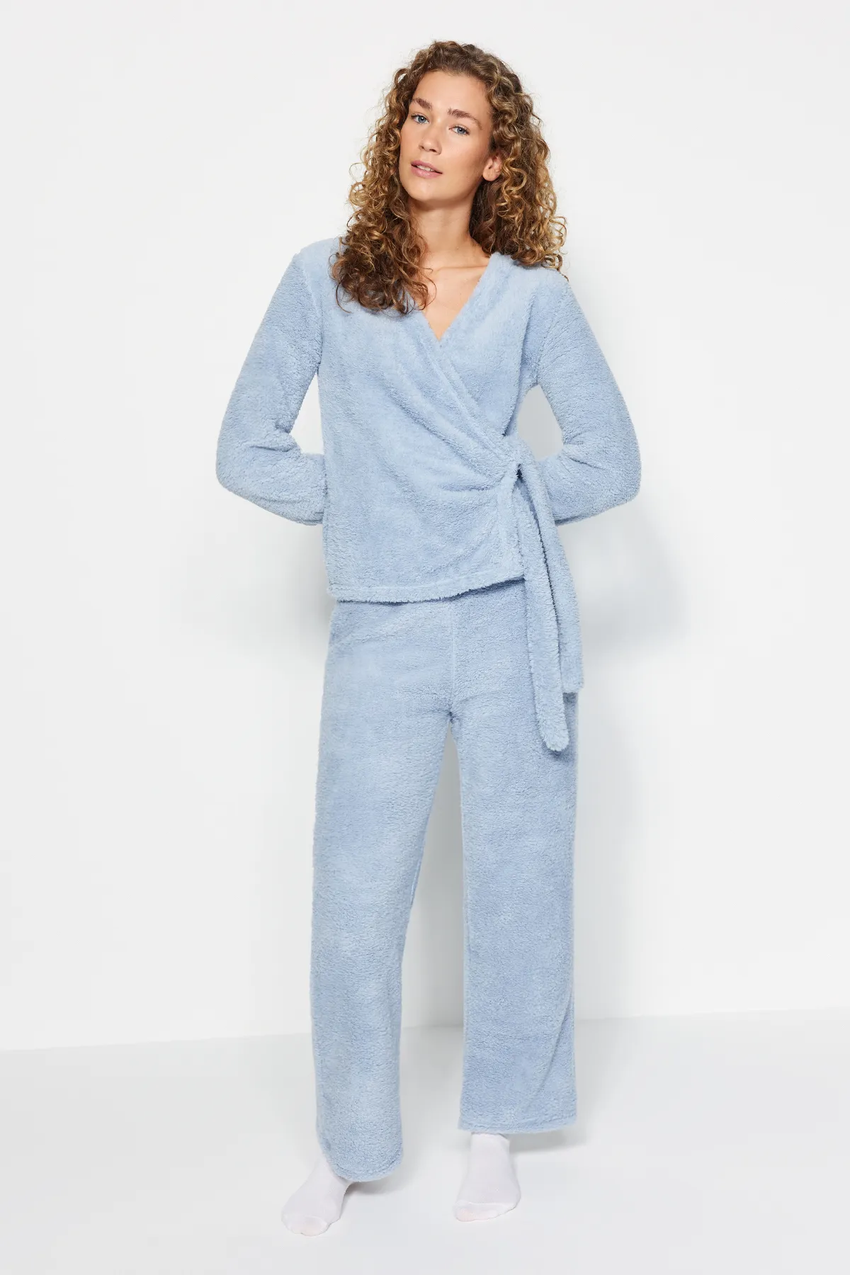 Trendyol Collection  Hellblaues Pyjama-Set aus Strick mit zweireihigem Kragen und Wellsoft-Hemd und -Hose THMAW24PT00033