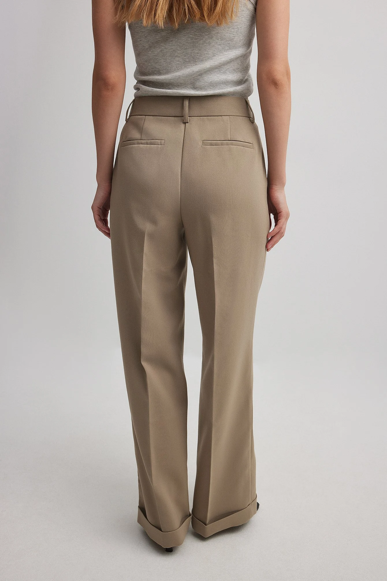 Hochgekrempelte Hose mit mittlerer Taille