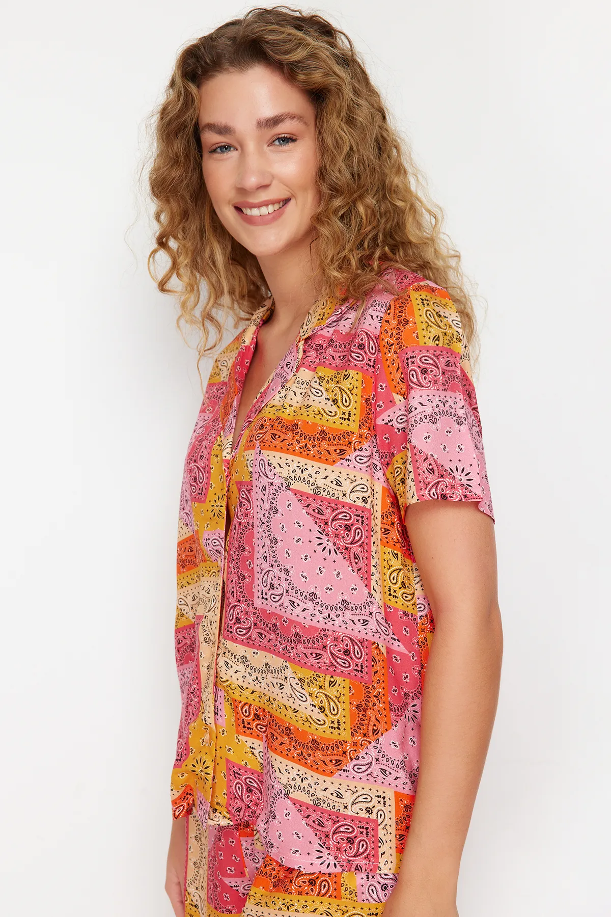 Trendyol Collection  Mehrfarbiges Pyjama-Set aus gewebter Viskose mit ethnischem Muster THMSS24PT00180